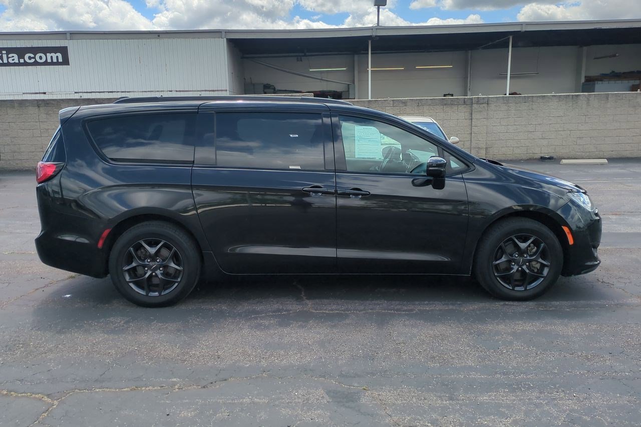 Used 2018 Chrysler Pacifica Limited image 5