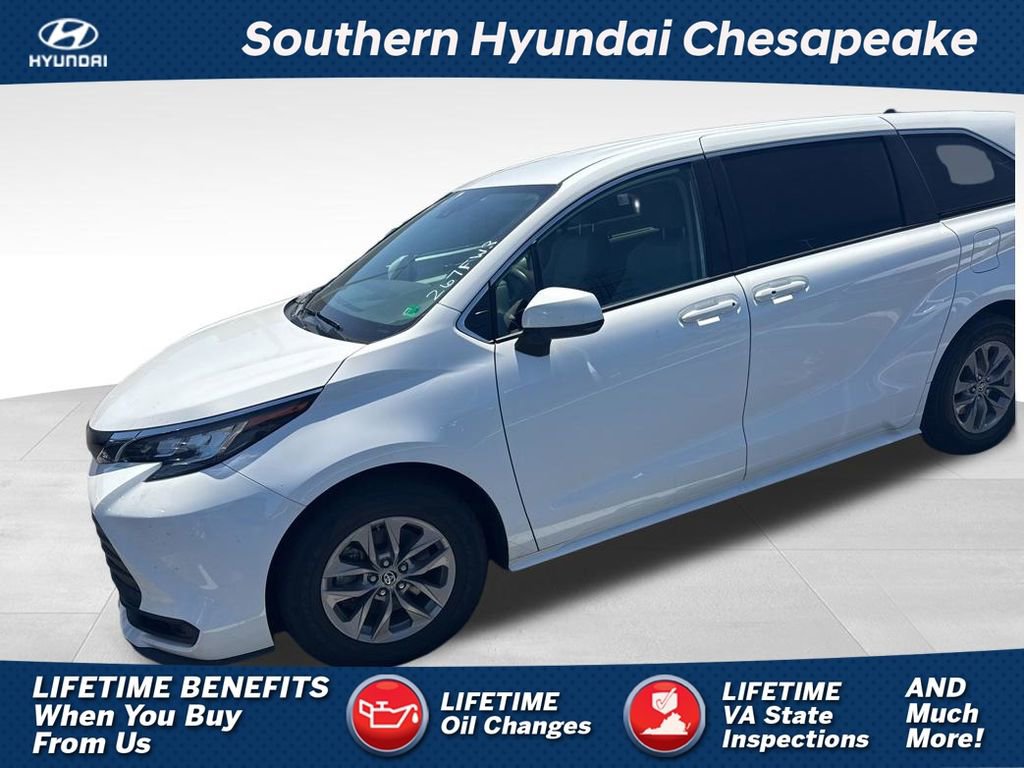 Used 2023 Toyota Sienna LE AWD/4WD image 1