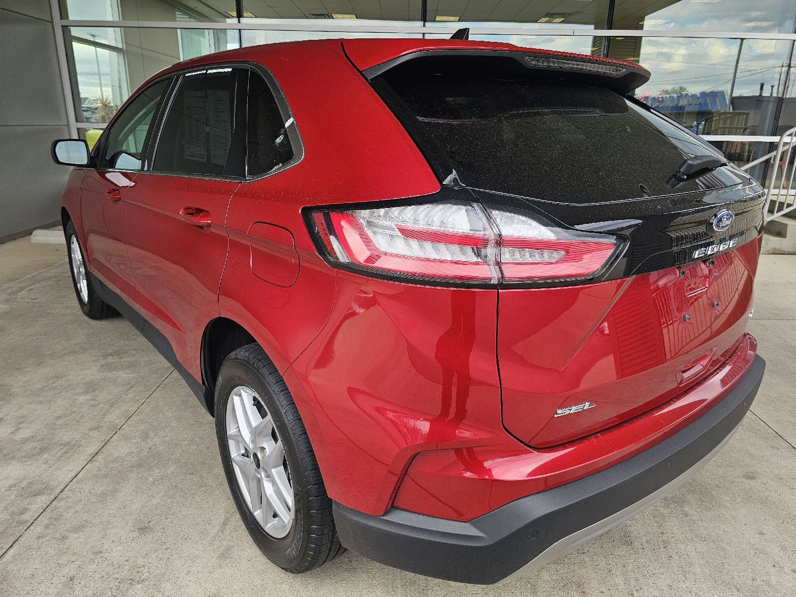 Used 2023 Ford Edge SEL w/ Convenience Package AWD/4WD image 3