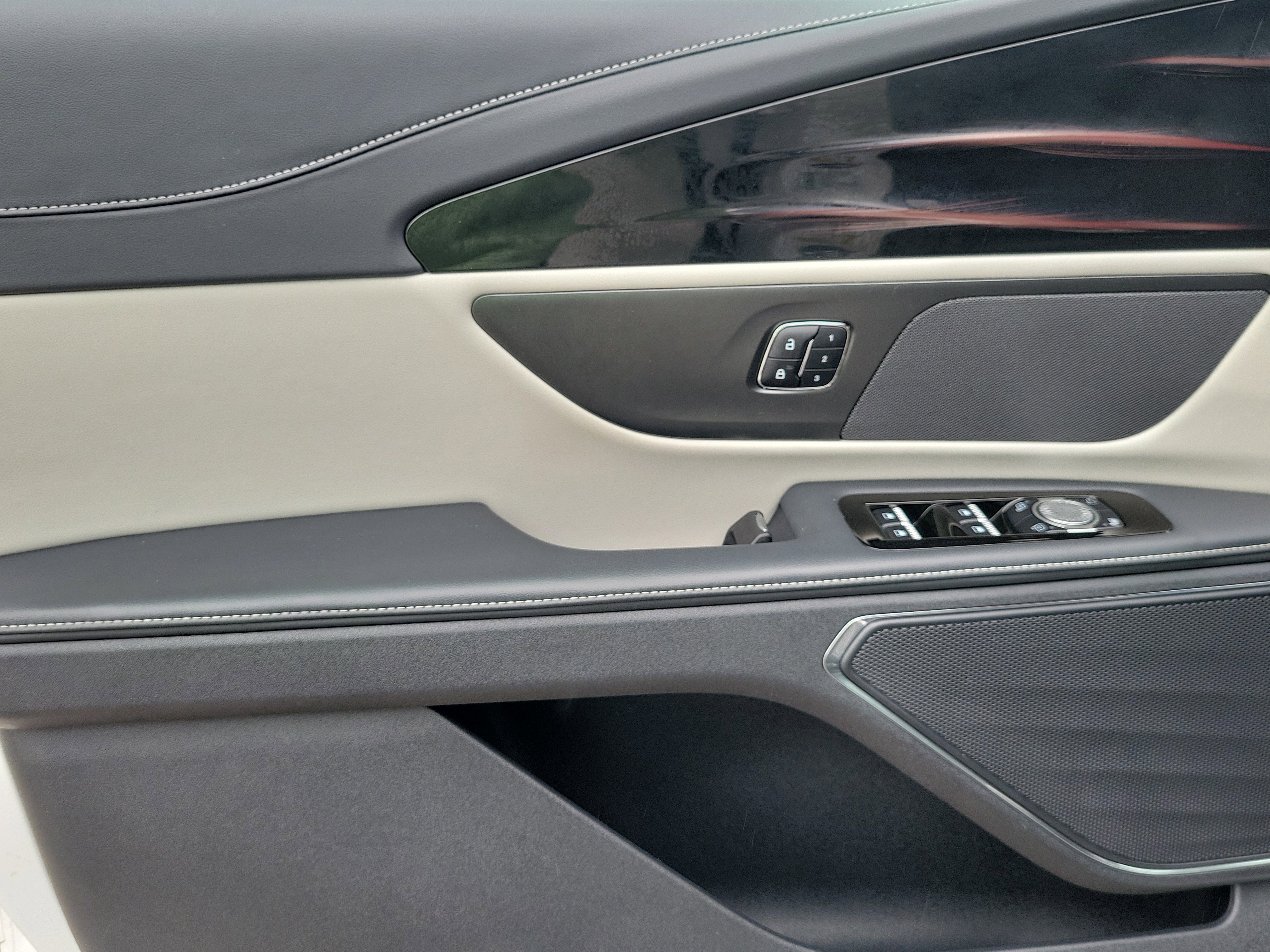 Used 2024 Lincoln Nautilus Premier image 25