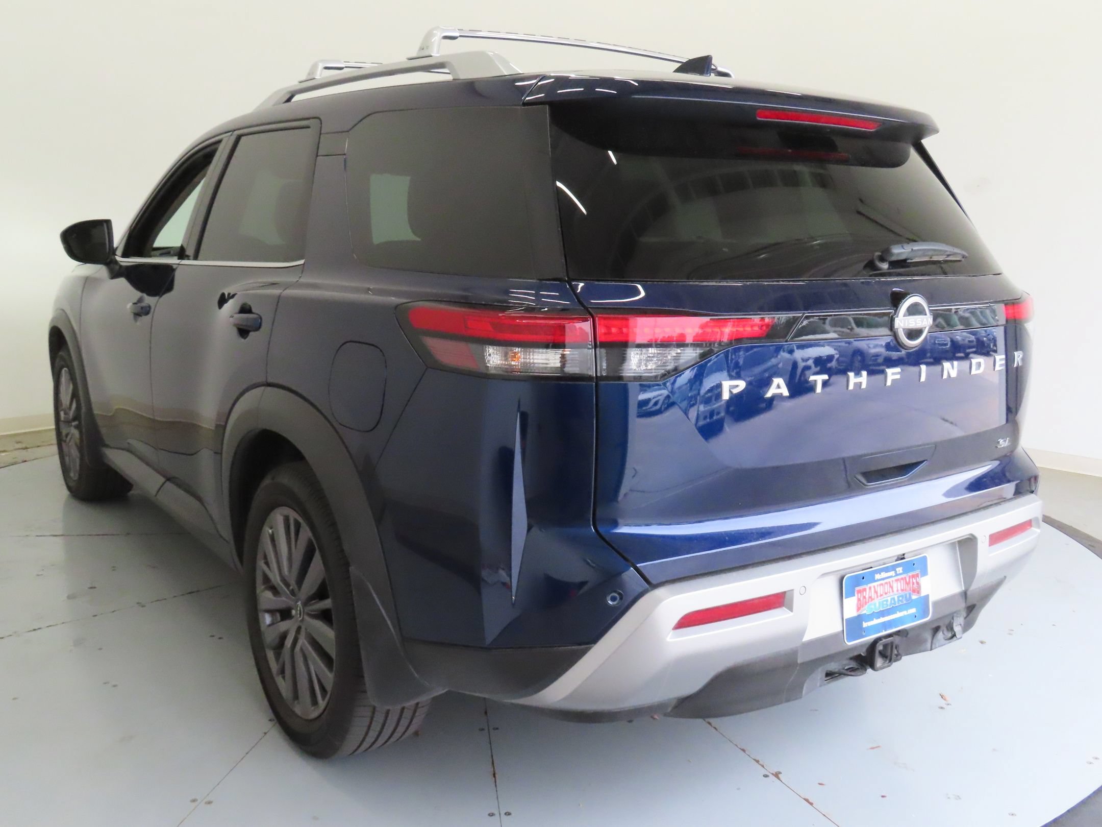 Used 2023 Nissan Pathfinder SL w/ SL Premium Package FWD image 6