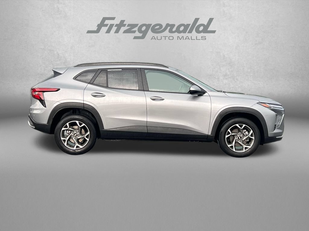 Used 2025 Chevrolet Trax LT w/ LT Convenience Package FWD image 3