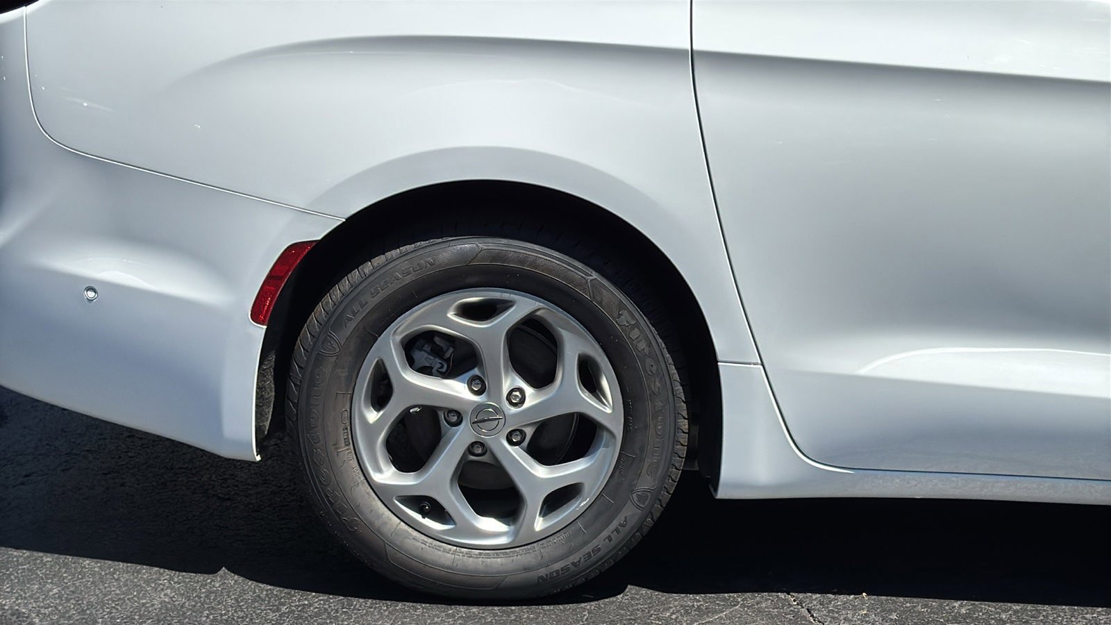 Certified 2024 Chrysler Pacifica Limited FWD image 11
