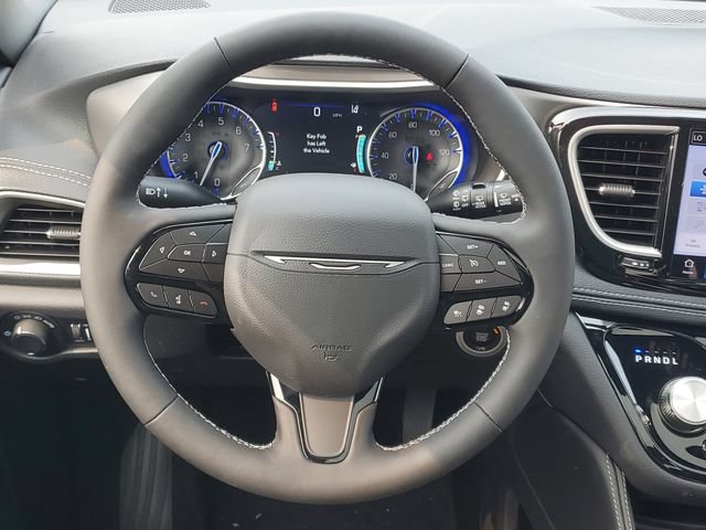 New 2027 Chrysler Pacifica Limited w/ Family Tech Group AWD/4WD image 14
