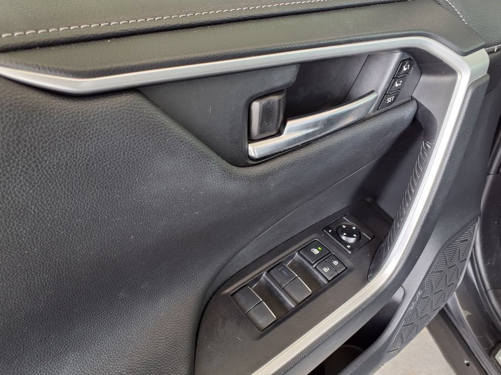 Used 2020 Toyota RAV4 Limited FWD image 20