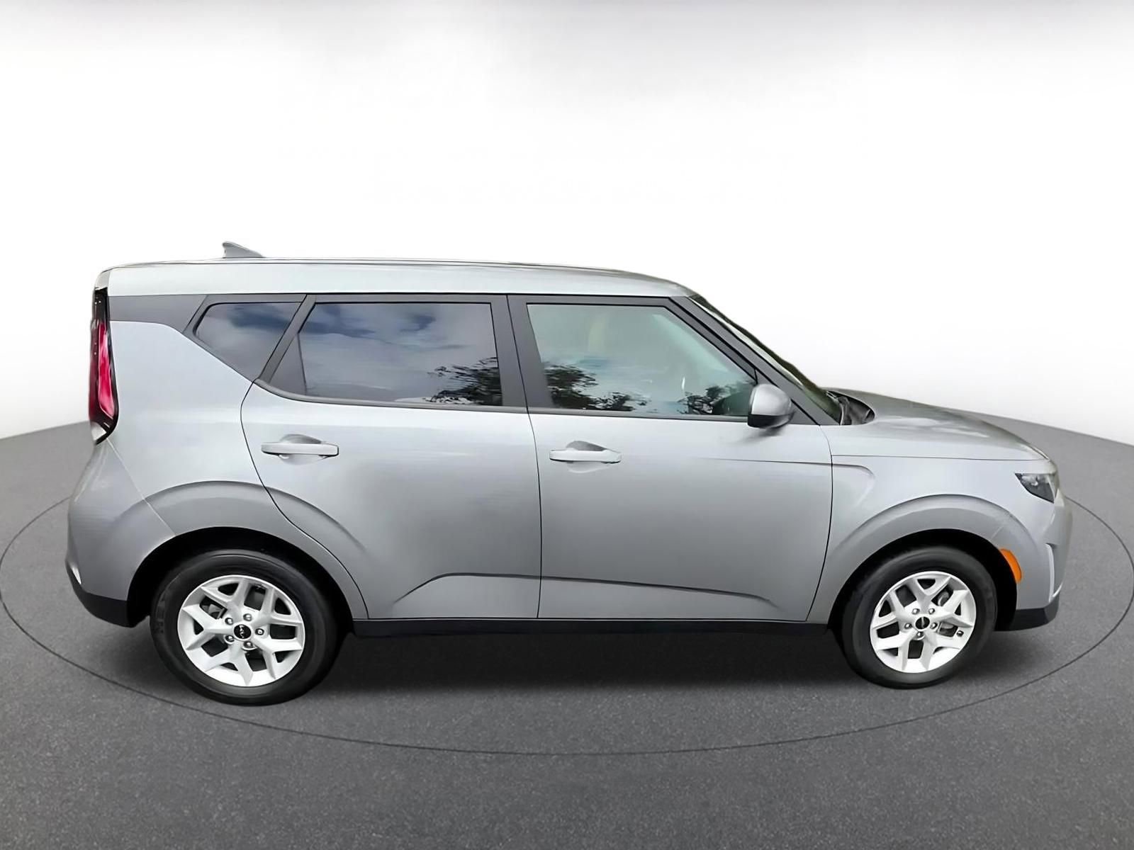 Used 2025 Kia Soul LX w/ LX Technology Package image 16