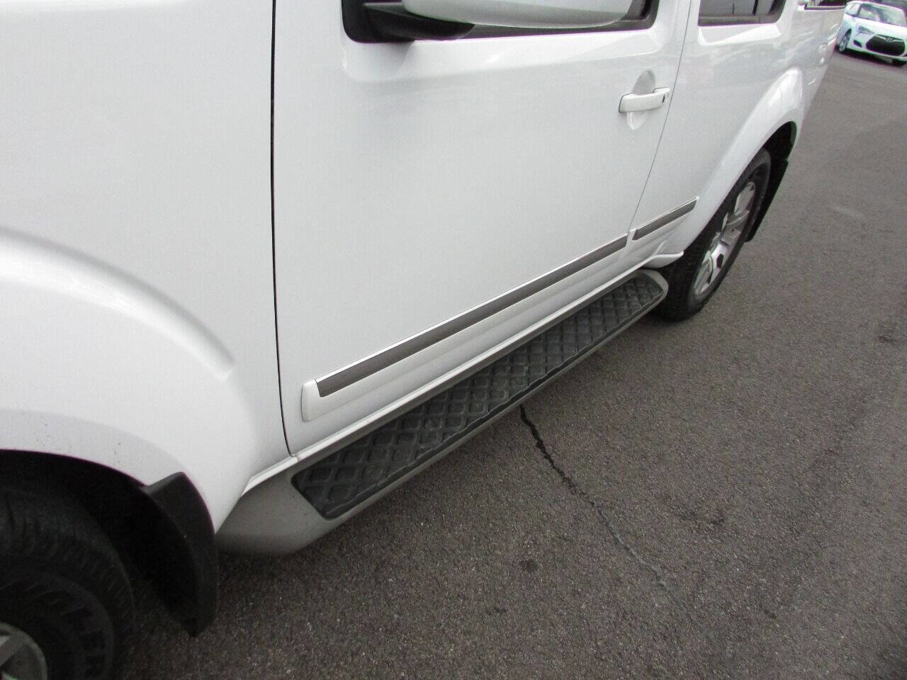 Used 2010 Nissan Pathfinder LE image 40