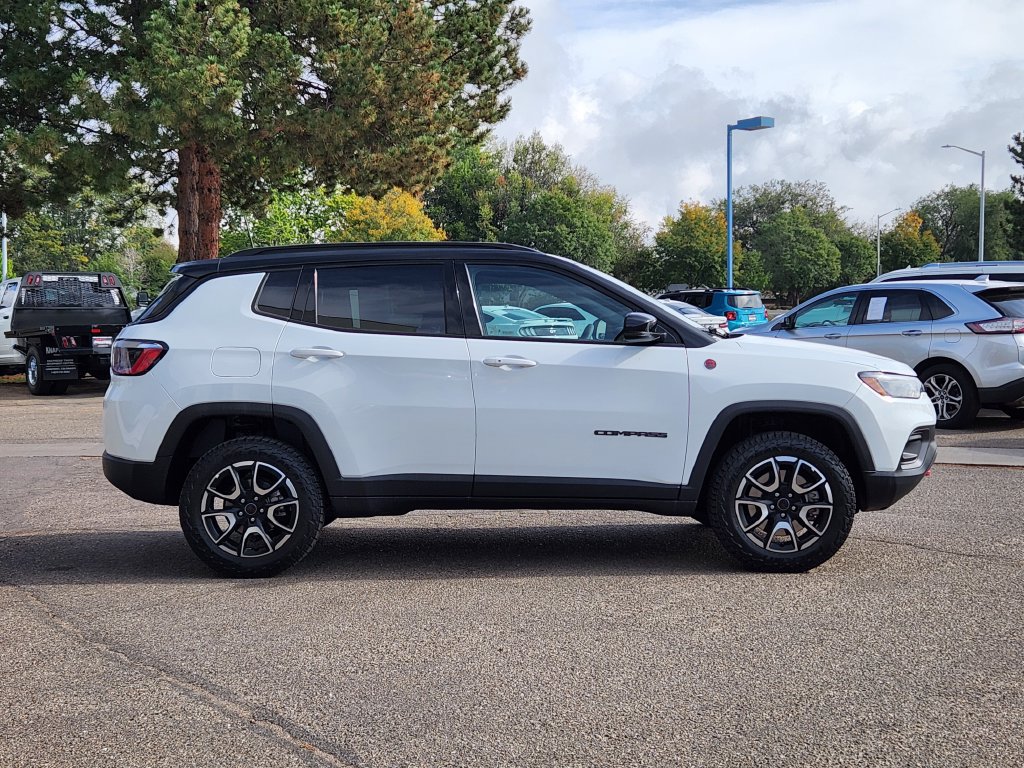 Used 2025 Jeep Compass Trailhawk AWD/4WD image 2