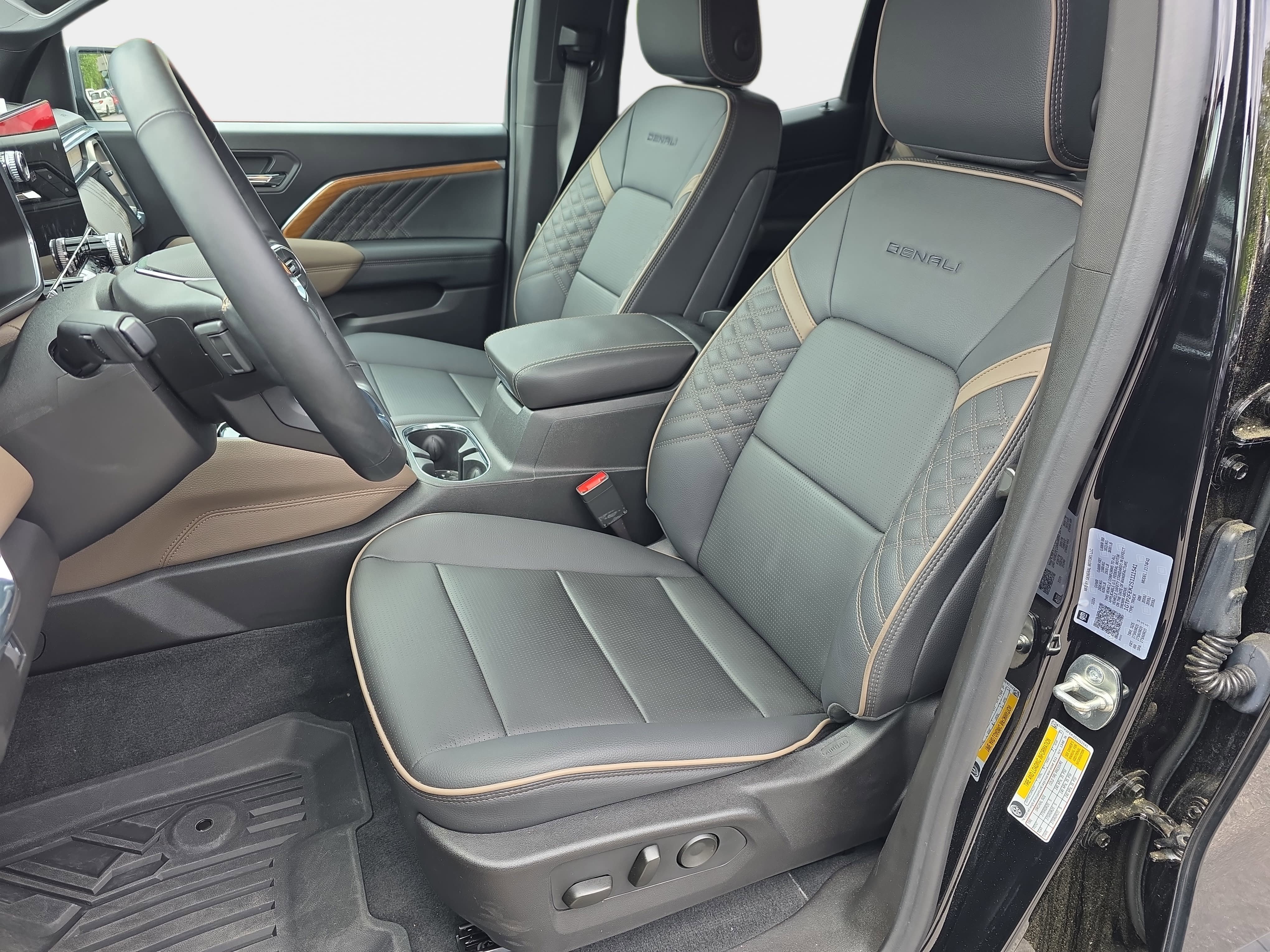 Used 2025 GMC Canyon Denali w/ LPO, Denali Black Edition AWD/4WD image 13