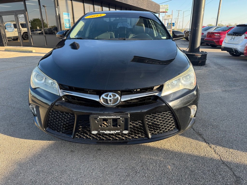 Used 2015 Toyota Camry SE w/ Moonroof Package FWD image 3