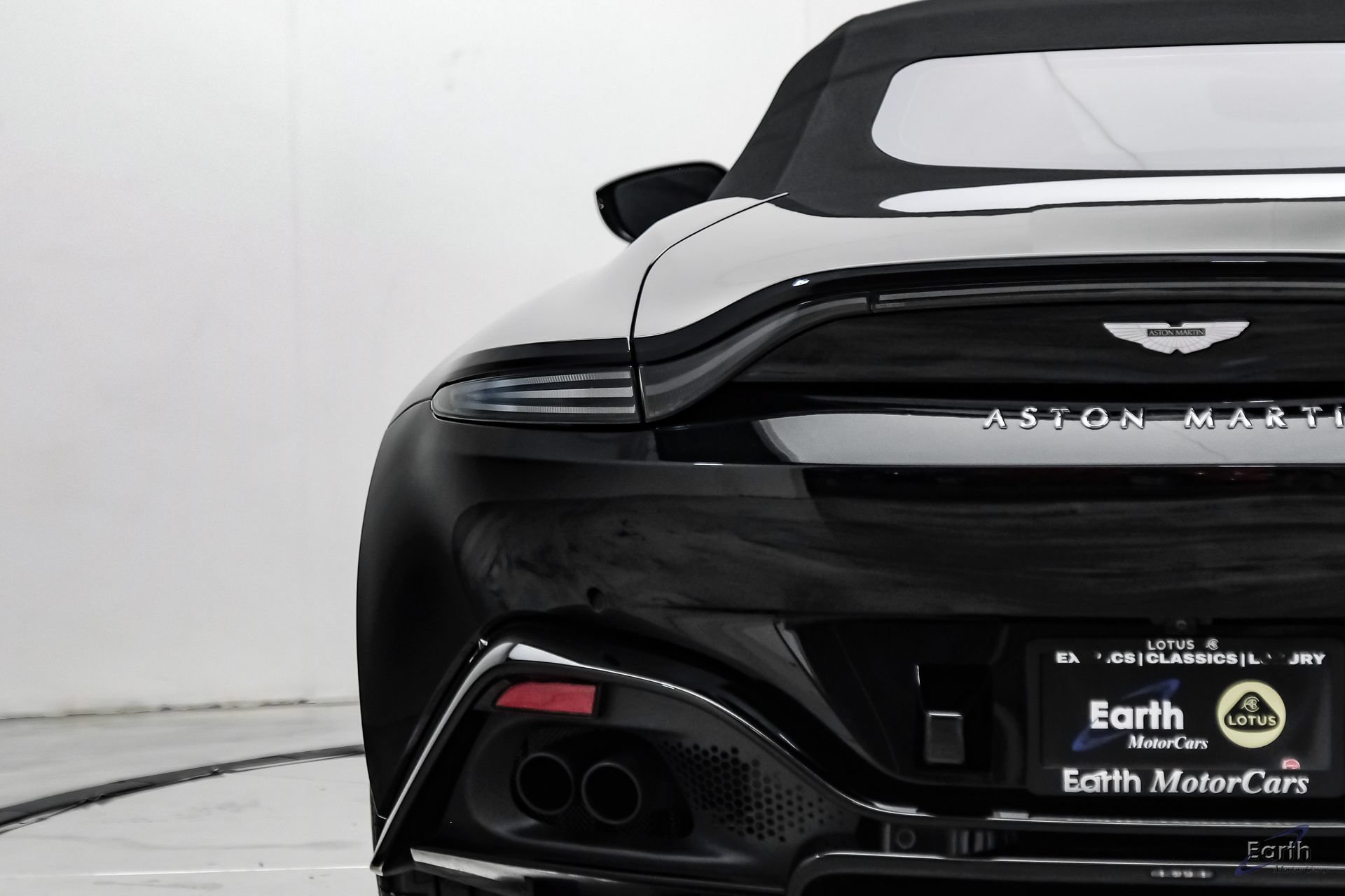 Used 2022 Aston Martin V8 Vantage Roadster RWD image 18