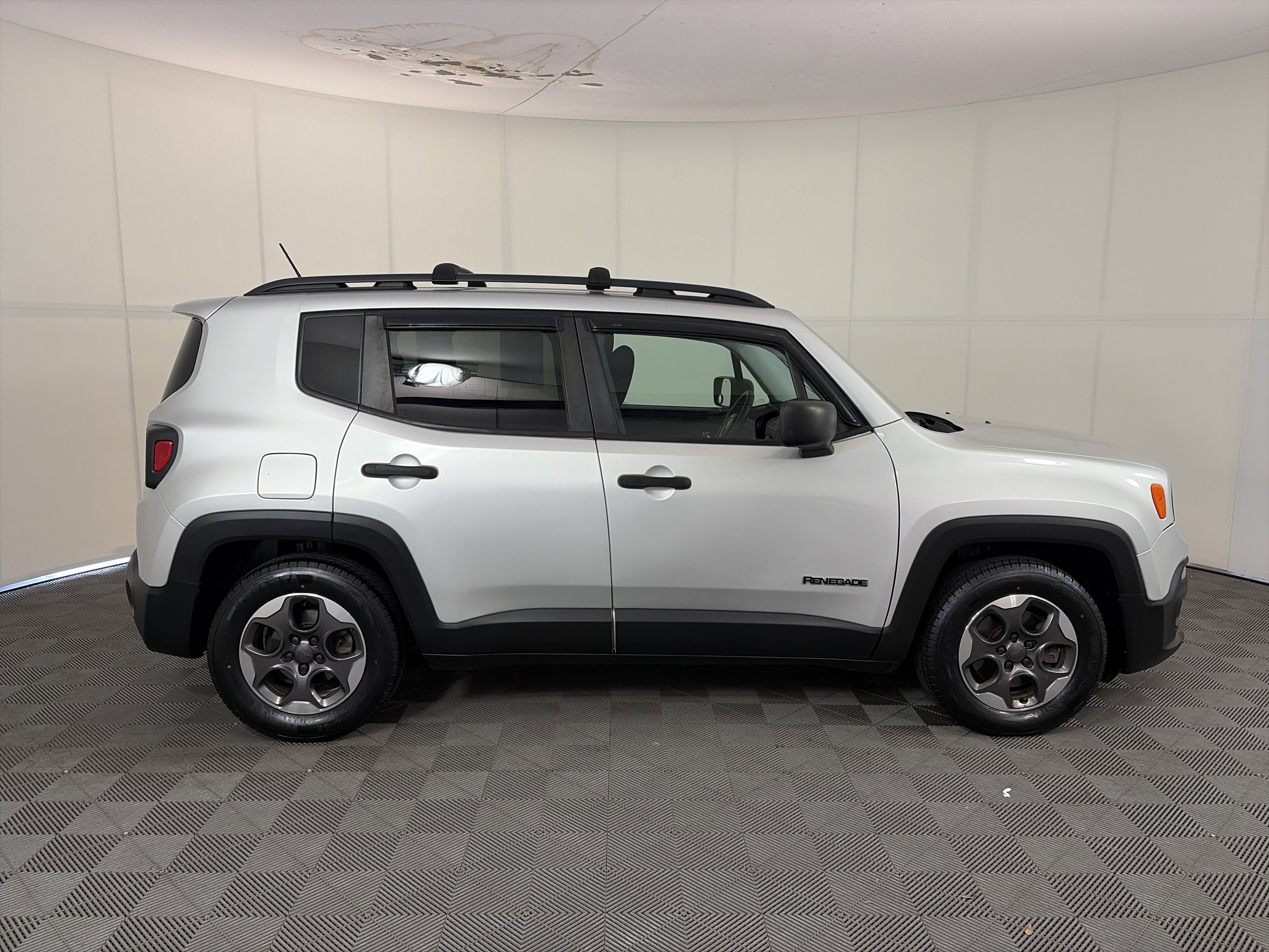 Used 2017 Jeep Renegade Sport w/ Power & Air Group image 4