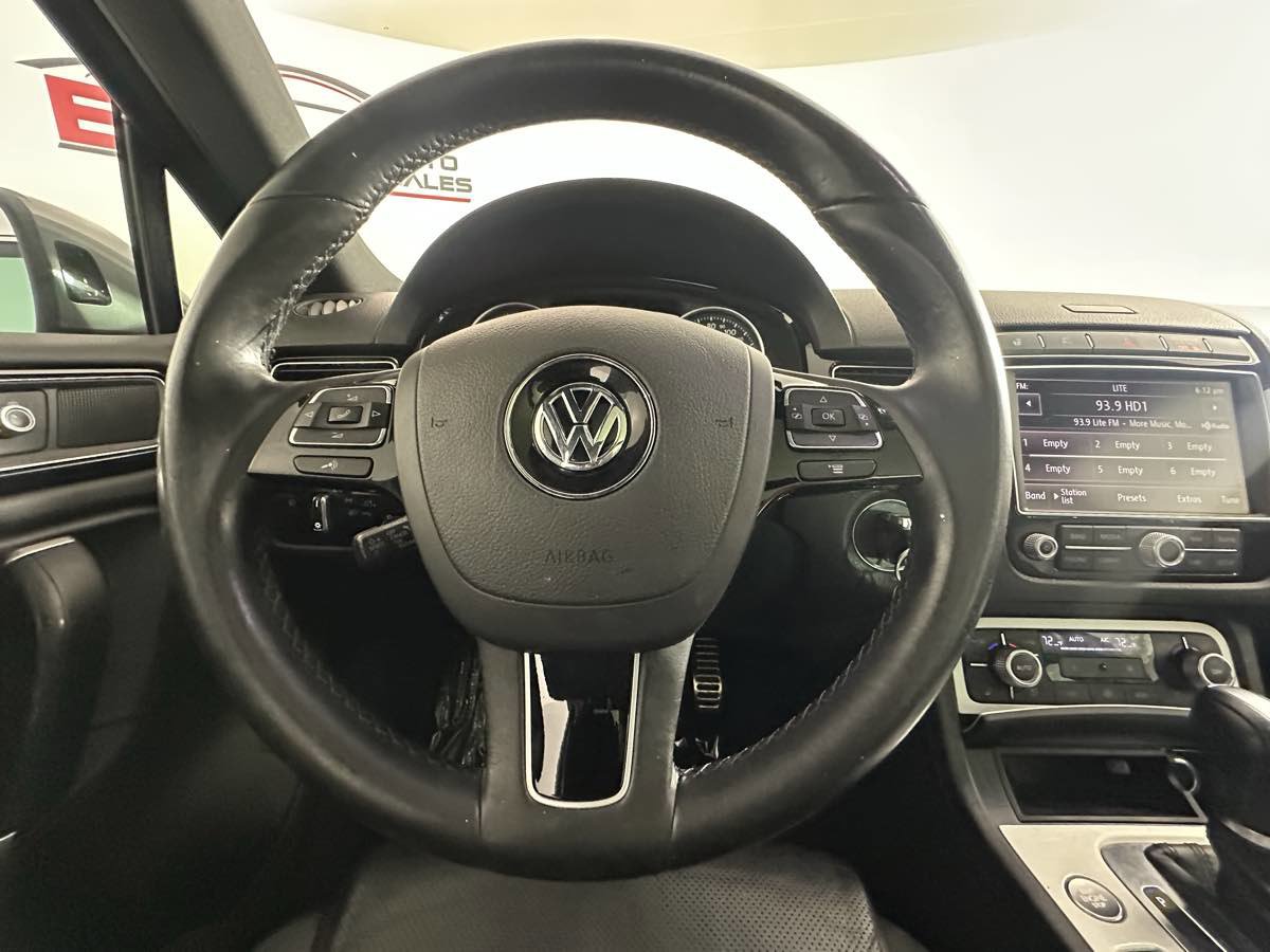 Used 2017 Volkswagen Touareg Wolfsburg Edition image 29
