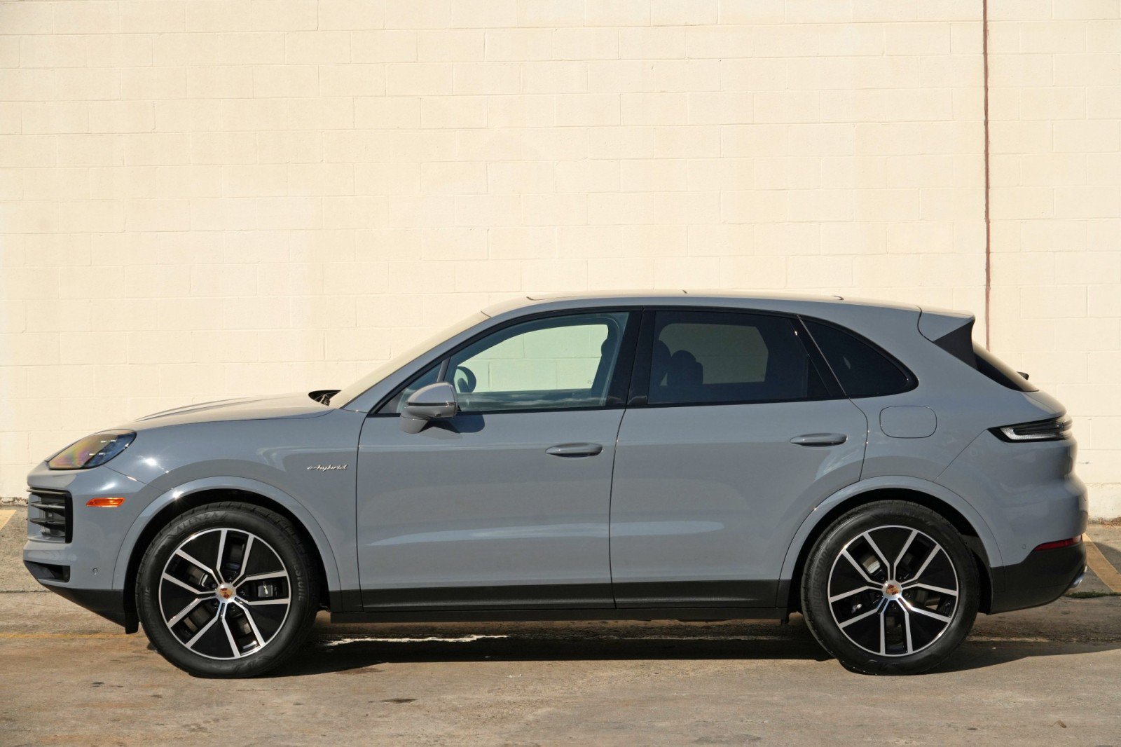 Used 2025 Porsche Cayenne E-Hybrid w/ Premium Package Plus AWD/4WD image 57