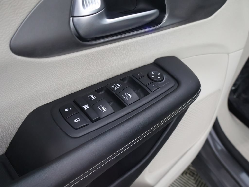 Used 2023 Chrysler Pacifica Touring-L FWD image 35