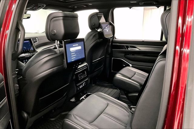 Used 2025 Jeep Wagoneer Series III w/ Premium Group I AWD/4WD image 33