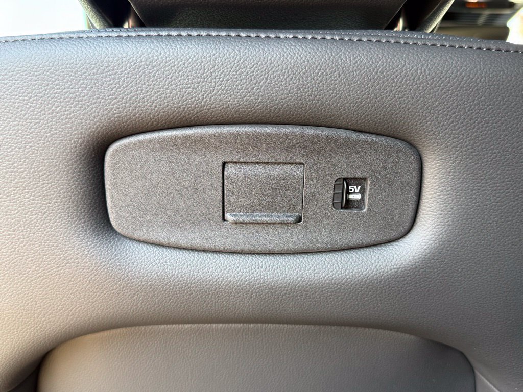 Certified 2025 Land Rover Discovery Dynamic SE AWD/4WD image 37