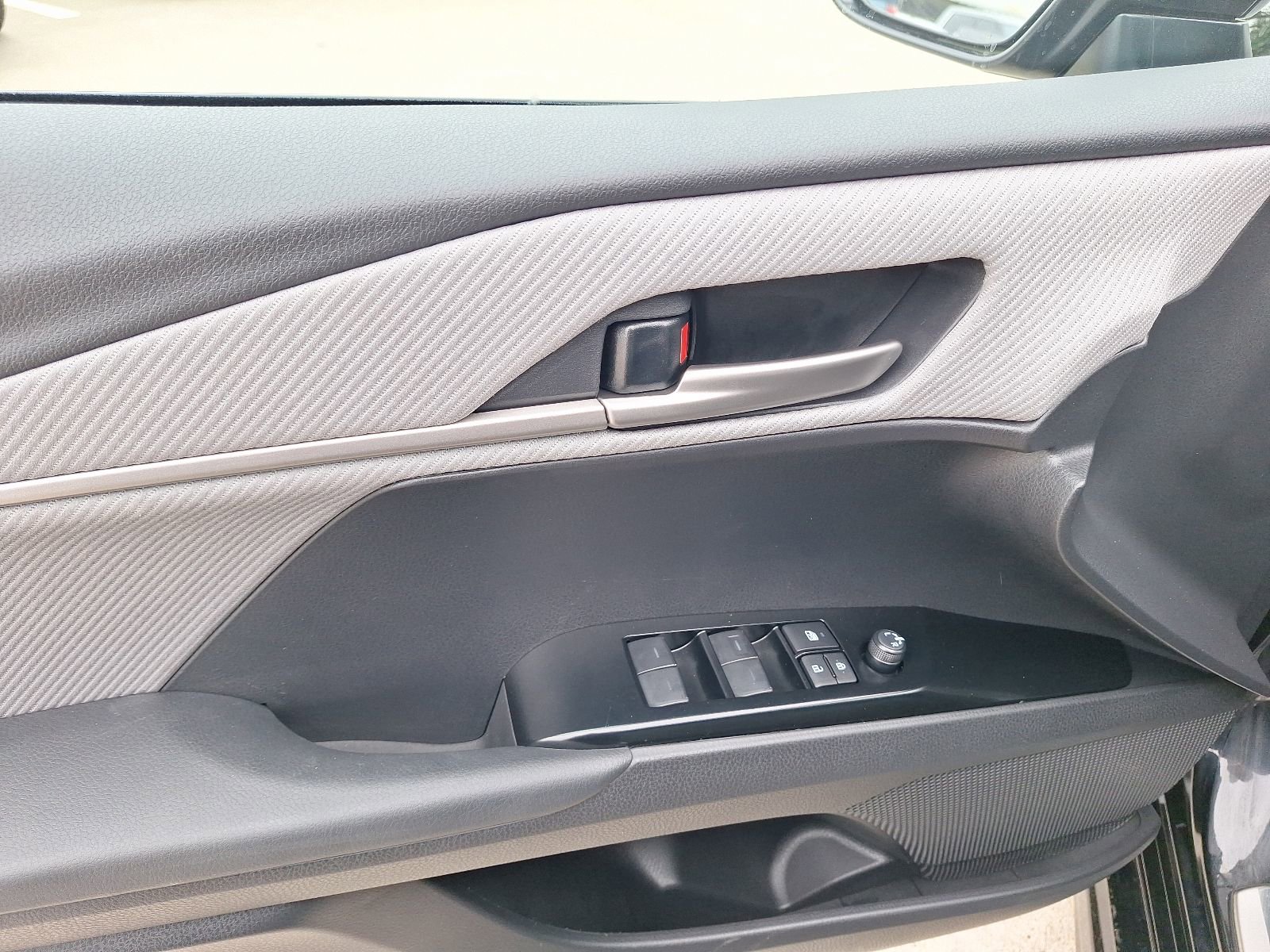 Used 2025 Toyota Camry SE FWD image 17