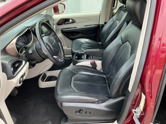 Used 2017 Chrysler Pacifica Touring-L FWD image 11