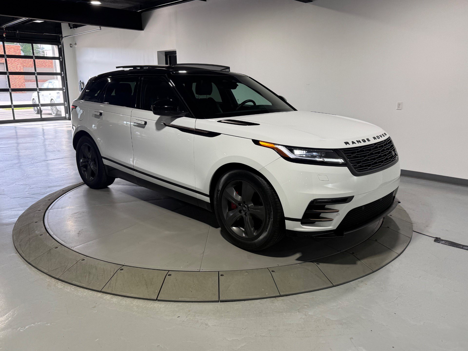 Used 2024 Land Rover Range Rover Velar Dynamic SE AWD/4WD image 7
