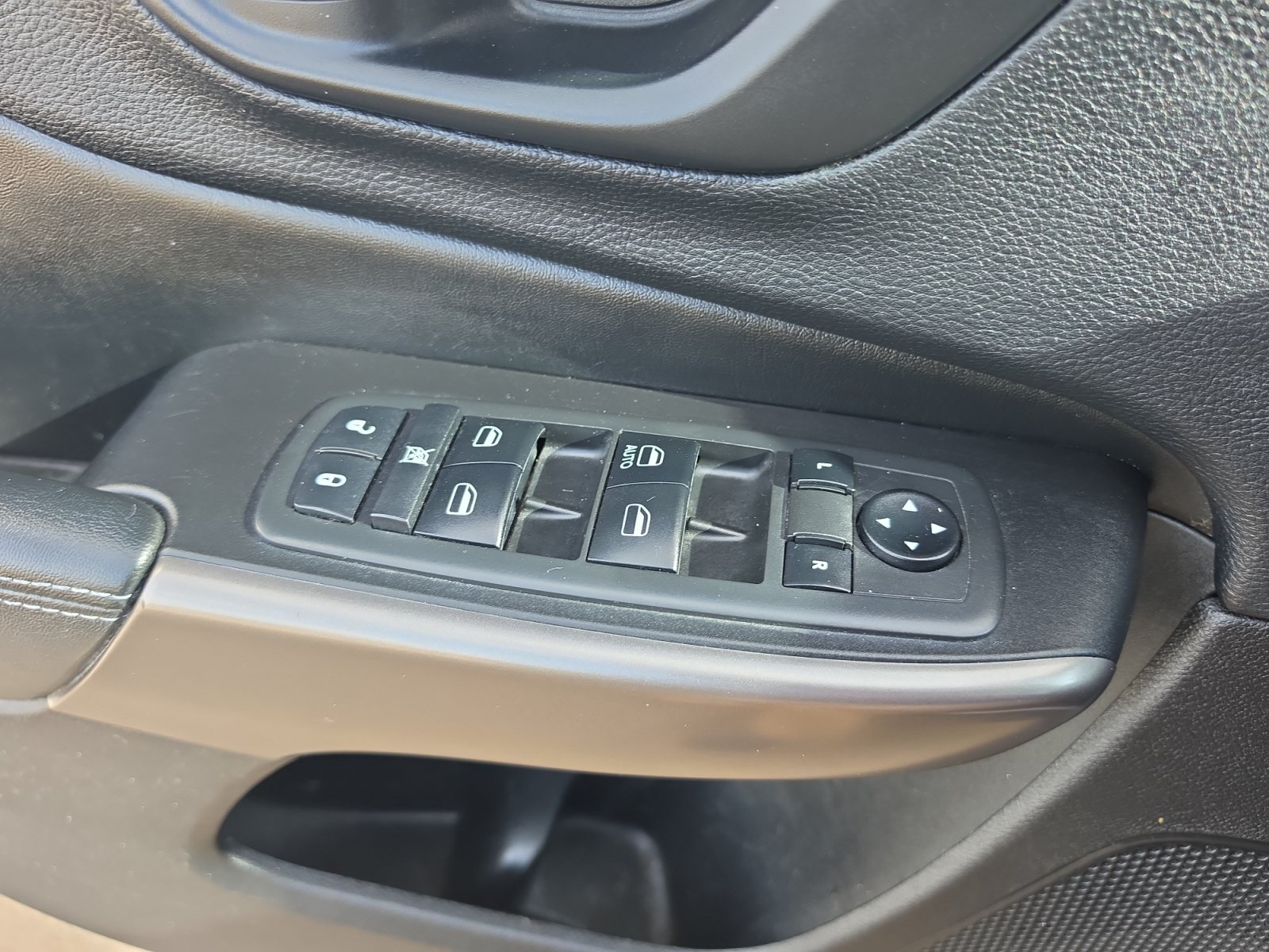 Used 2019 Jeep Cherokee Latitude w/ Cold Weather Group AWD/4WD image 10