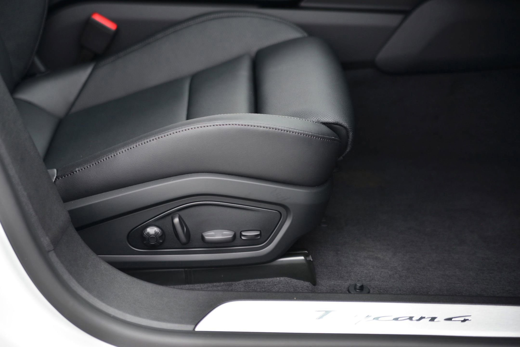 Used 2025 Porsche Taycan image 13