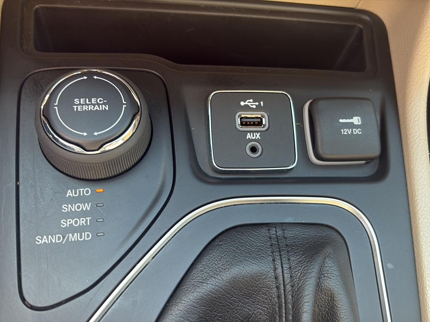 Used 2020 Jeep Cherokee Latitude w/ Cold Weather Group AWD/4WD image 24