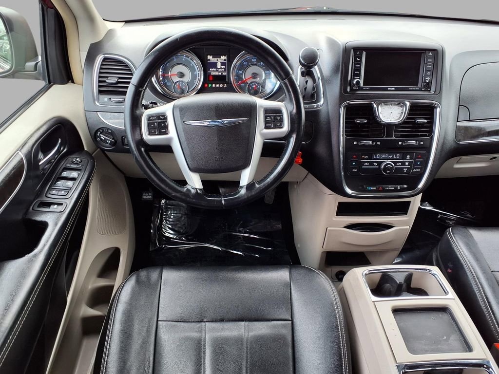 Used 2014 Chrysler Town & Country Touring image 4