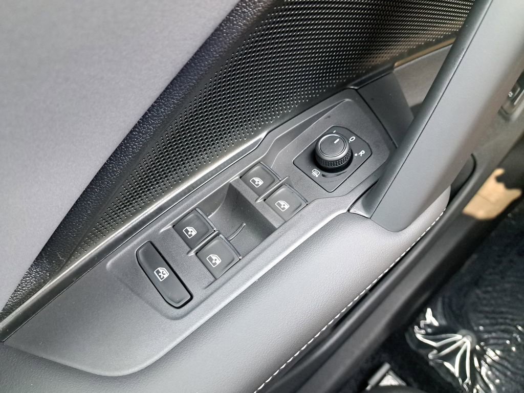 New 2025 Volkswagen Tiguan SE image 32