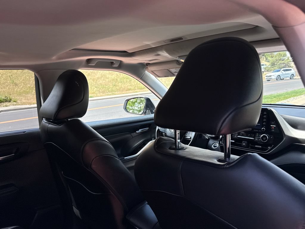 Used 2021 Toyota Highlander XLE AWD/4WD image 28