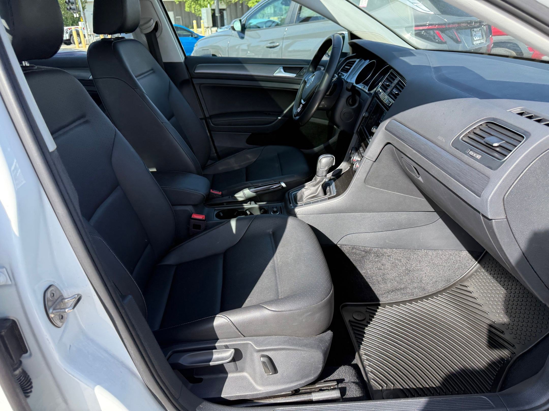 Used 2020 Volkswagen Golf 4-Door FWD image 32