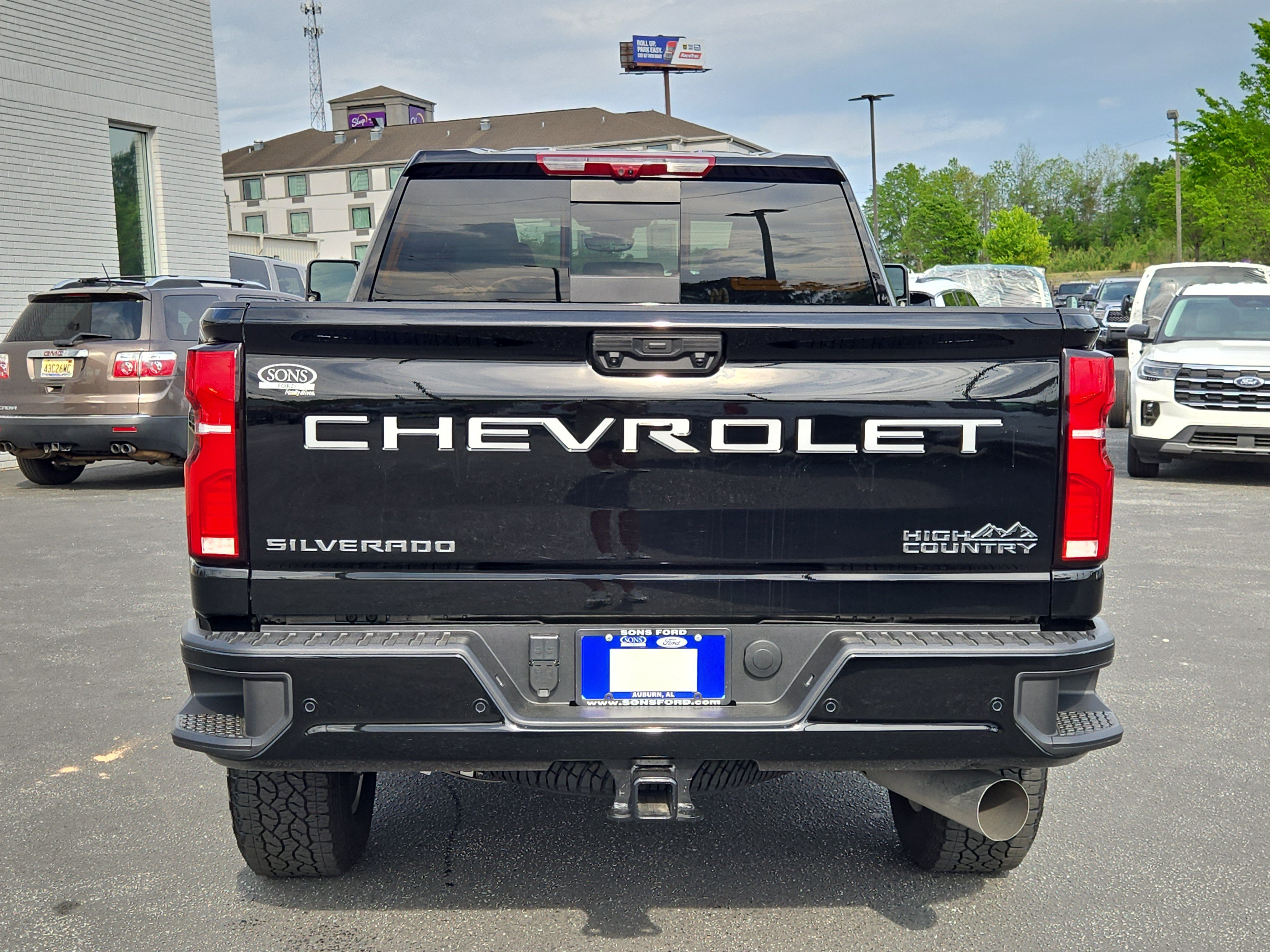Used 2025 Chevrolet Silverado 2500 High Country w/ Technology Package AWD/4WD image 9