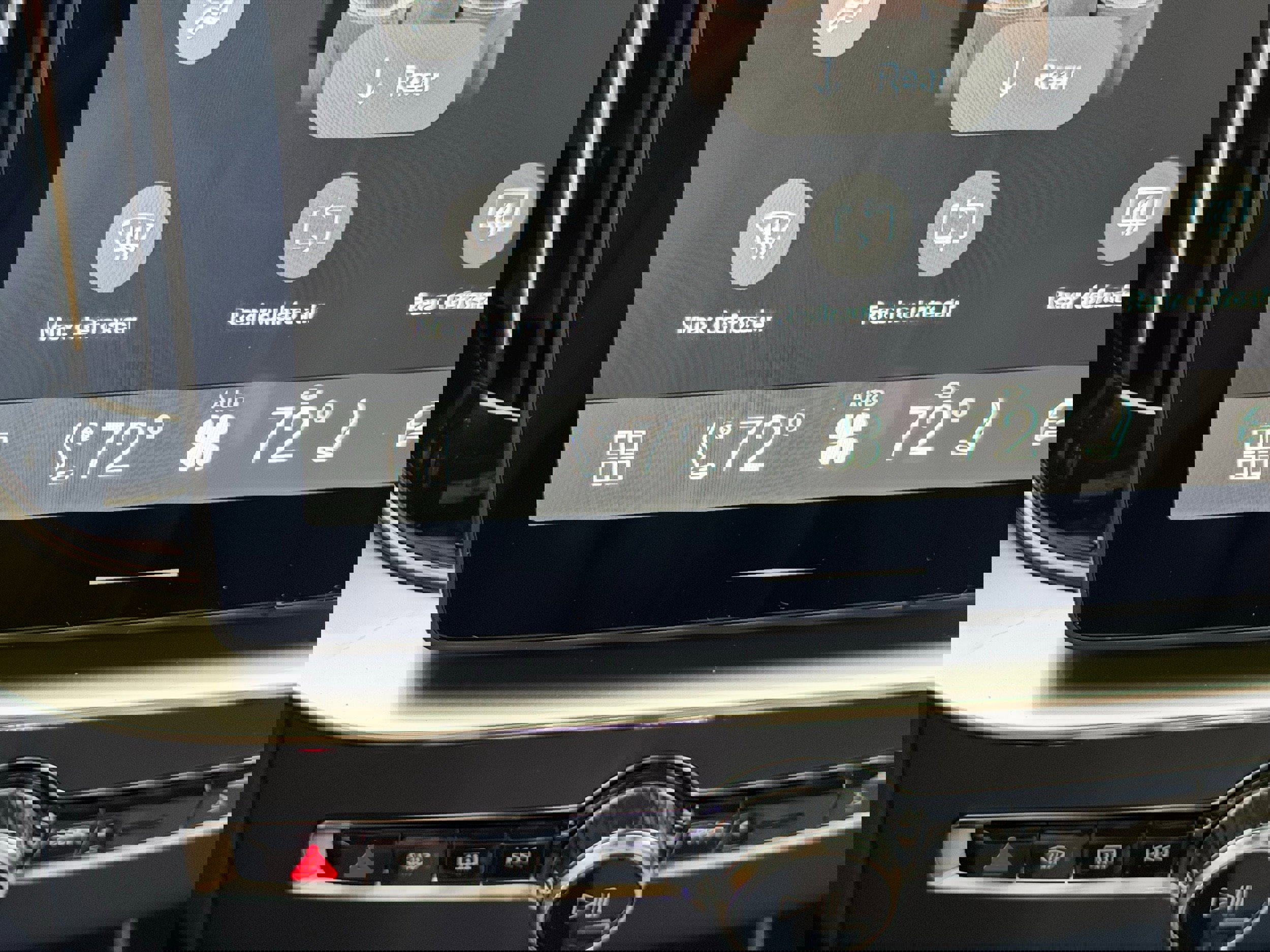 New 2026 Volvo XC90 B6 Plus w/ Protection Package Premier image 18