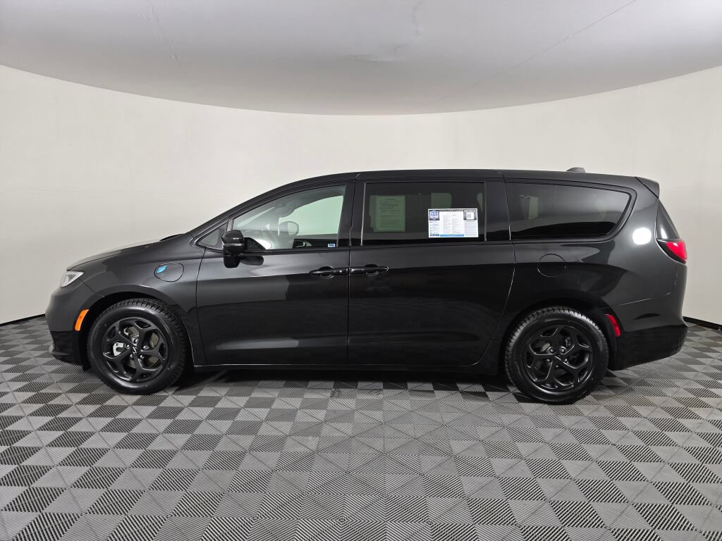 Used 2023 Chrysler Pacifica Limited w/ Uconnect Theater Family Group FWD image 6
