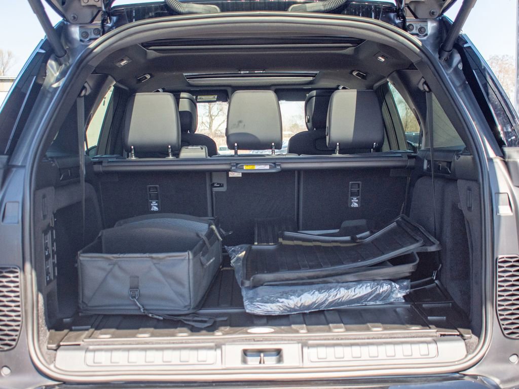 Used 2025 Land Rover Discovery Dynamic SE image 38