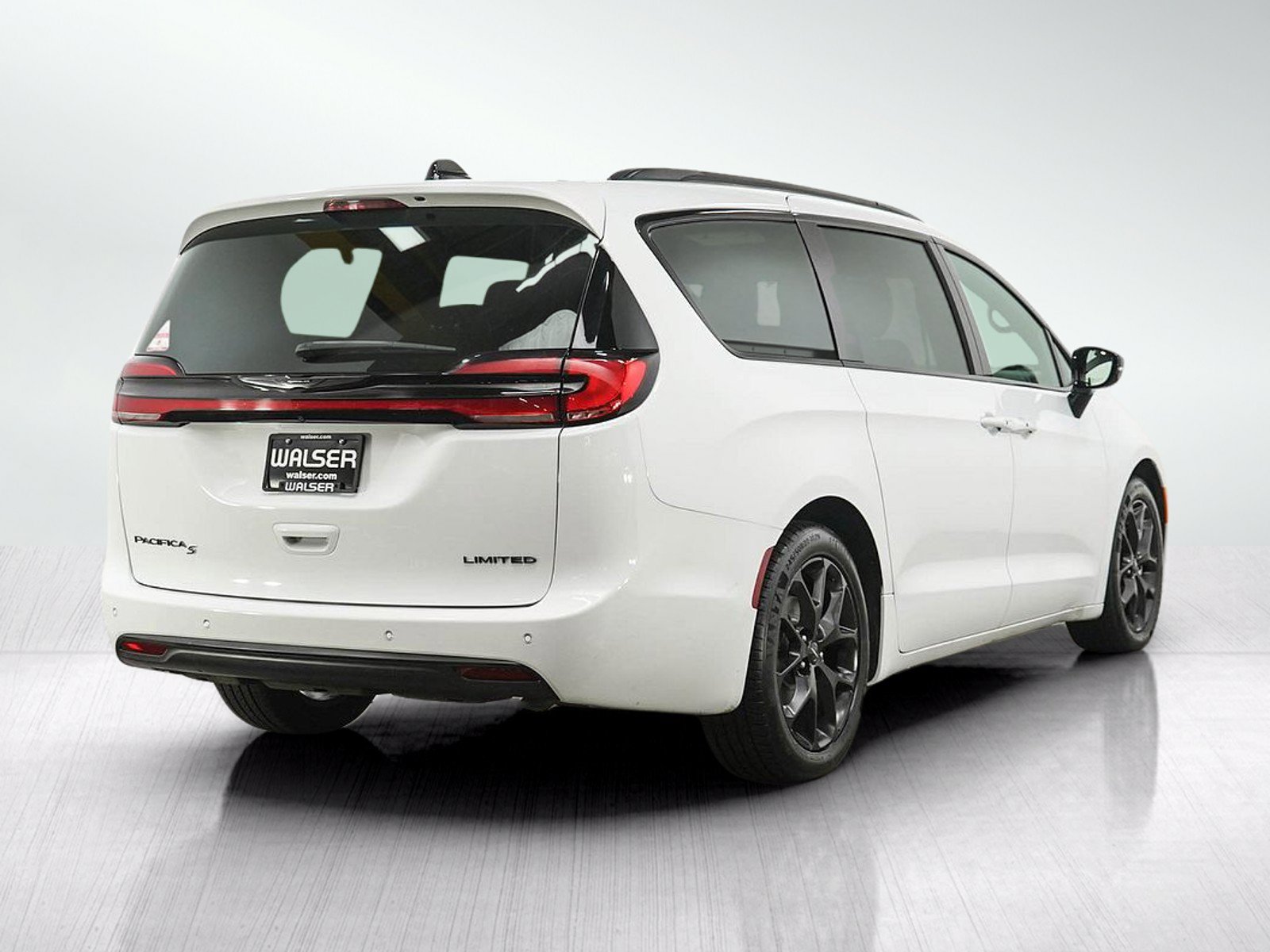 Used 2025 Chrysler Pacifica Limited FWD image 5