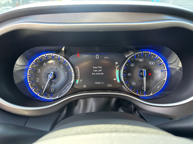 Used 2023 Chrysler Pacifica Touring-L FWD image 18