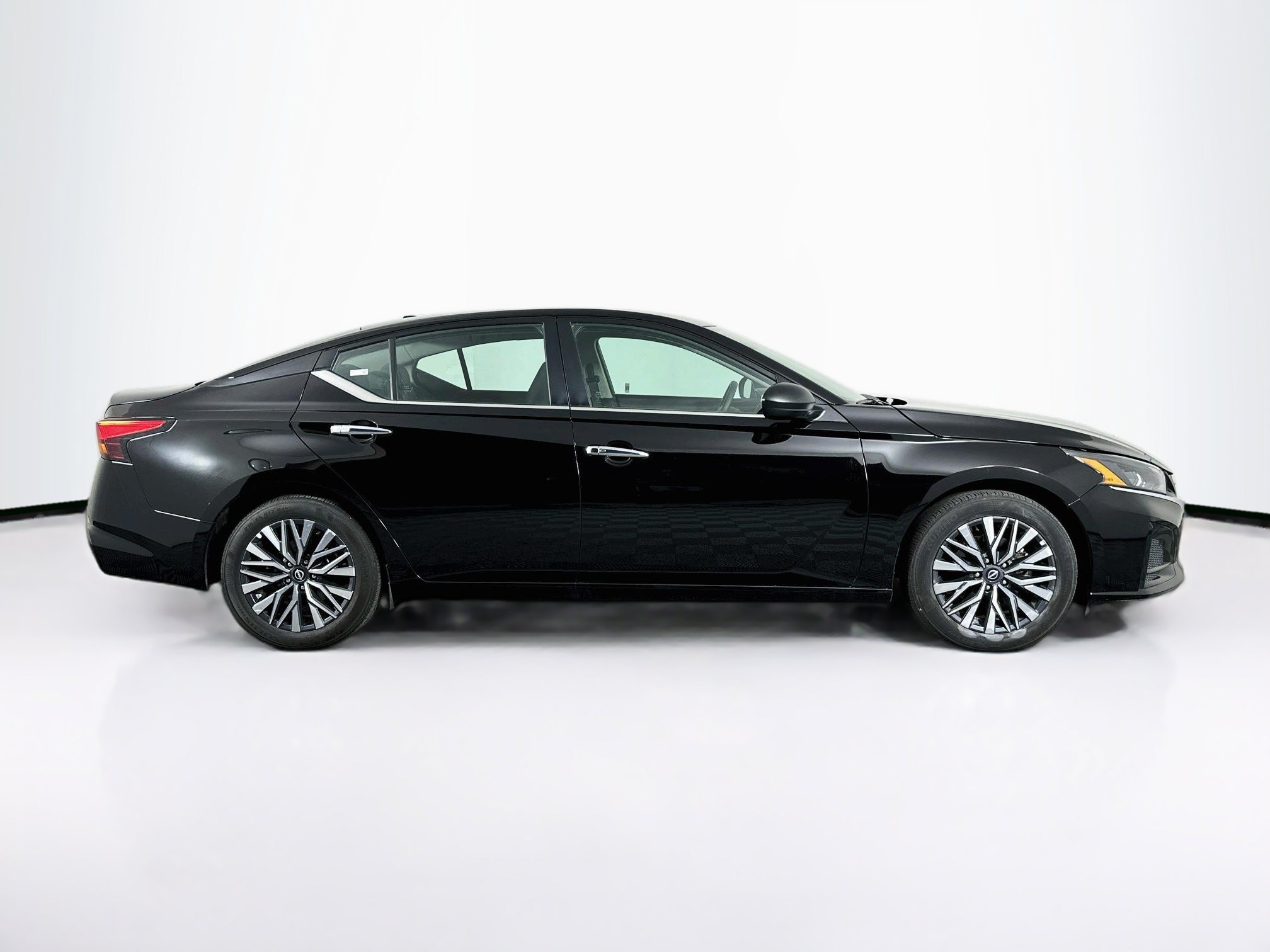 Used 2025 Nissan Altima 2.5 SV FWD image 10