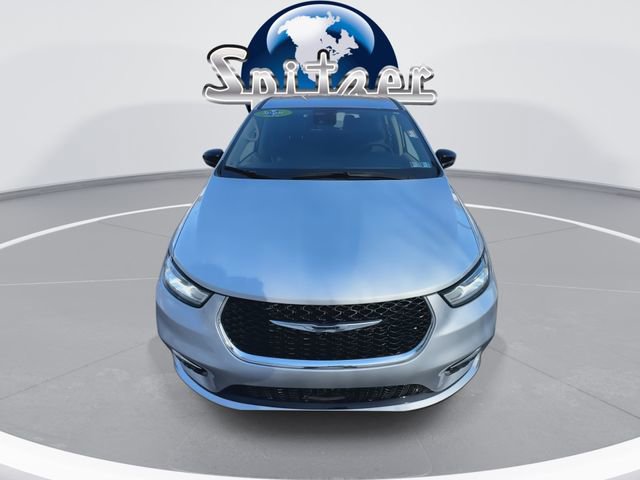 Used 2024 Chrysler Pacifica Touring-L image 3