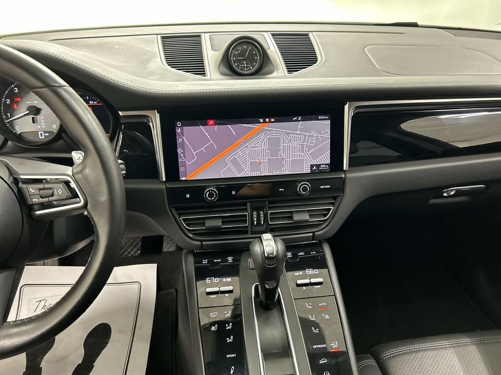Certified 2022 Porsche Macan S AWD/4WD image 19