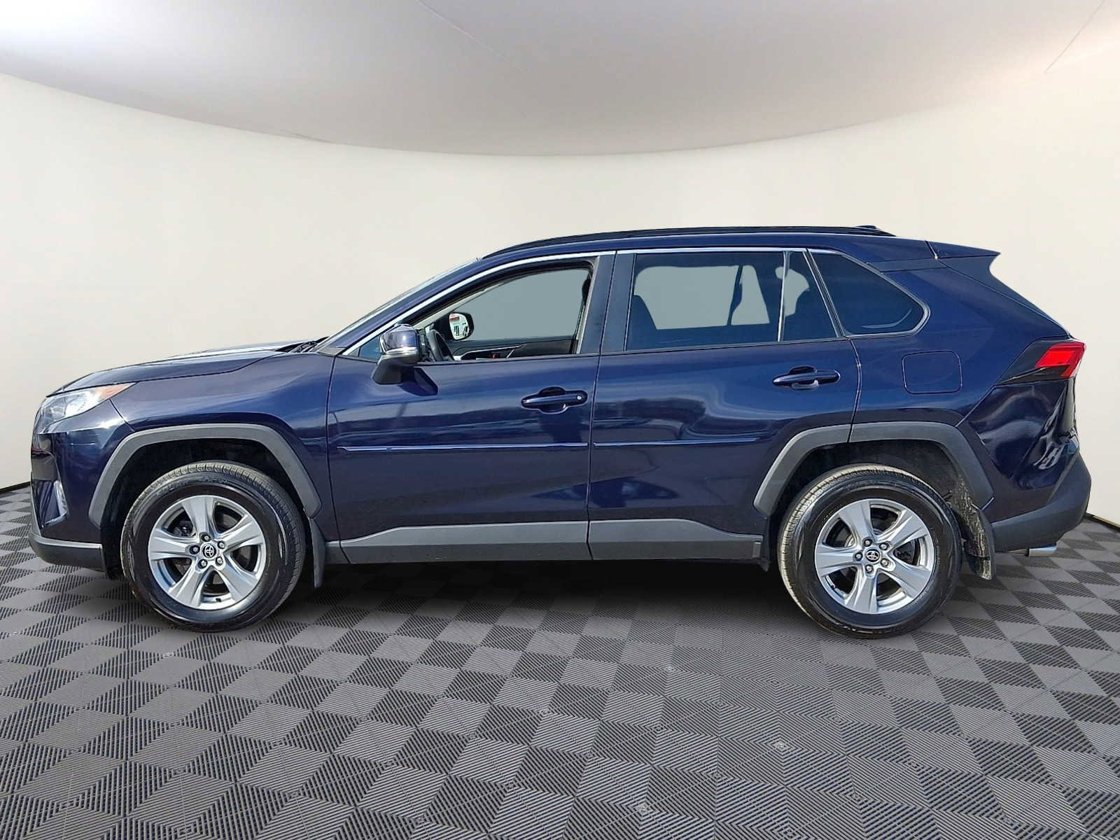 Used 2021 Toyota RAV4 XLE w/ Convenience Package image 10