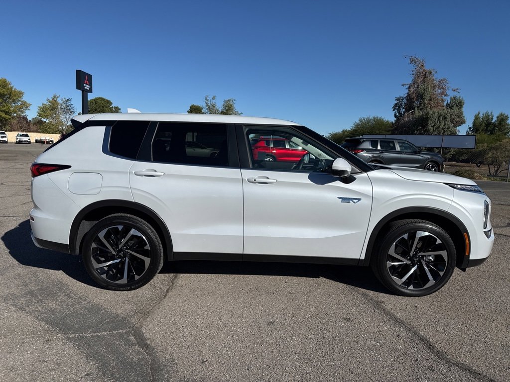 Used 2025 Mitsubishi Outlander SE image 8