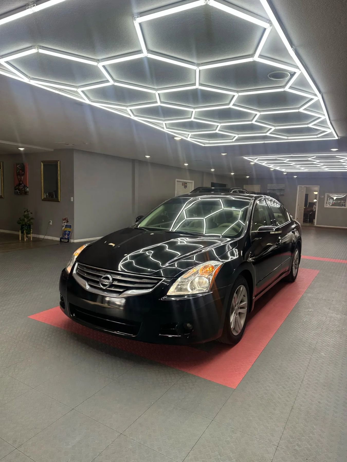 Used 2011 Nissan Altima 3.5 SR w/ 3.5SR Premium Pkg FWD image 2