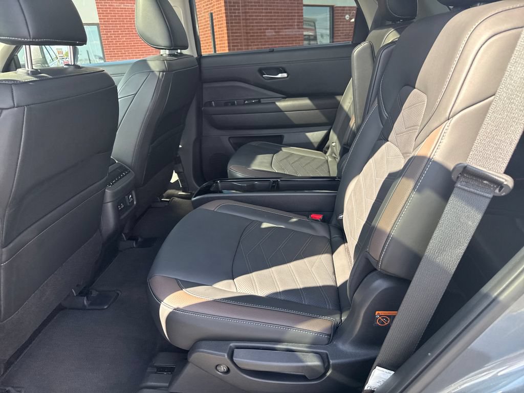 Used 2025 Nissan Pathfinder Platinum AWD/4WD image 30
