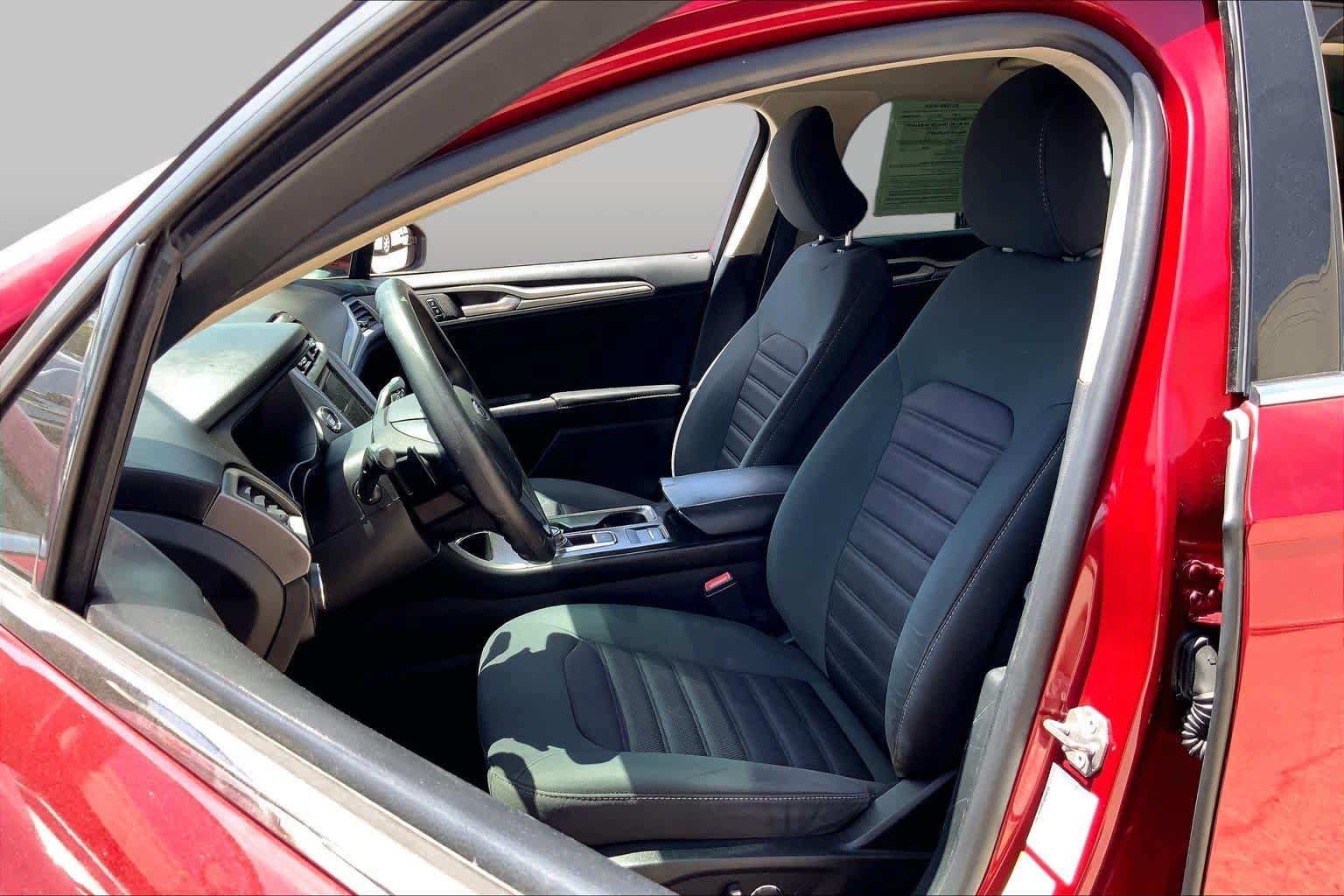 Used 2018 Ford Fusion SE w/ Fusion SE Technology Package FWD image 8