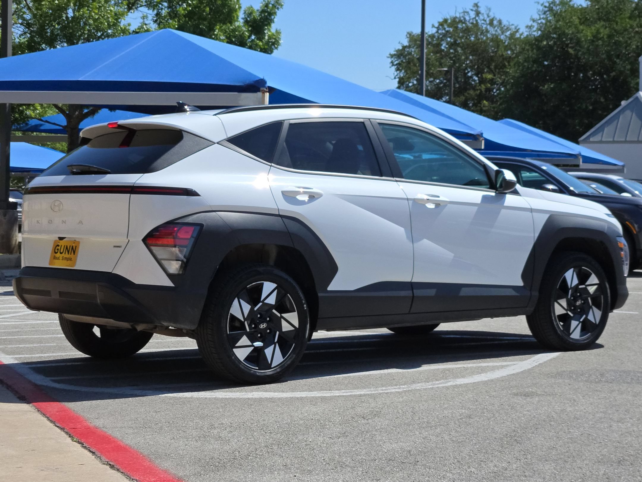 Used 2024 Hyundai Kona SEL AWD/4WD image 3