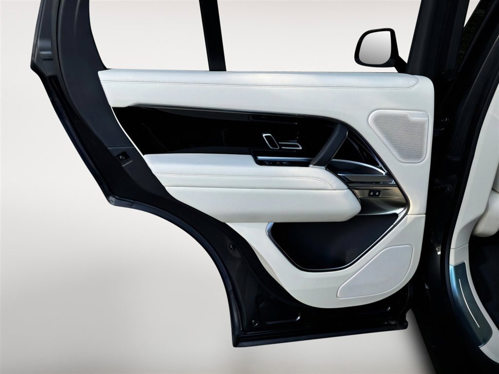 New 2025 Land Rover Range Rover SE image 14