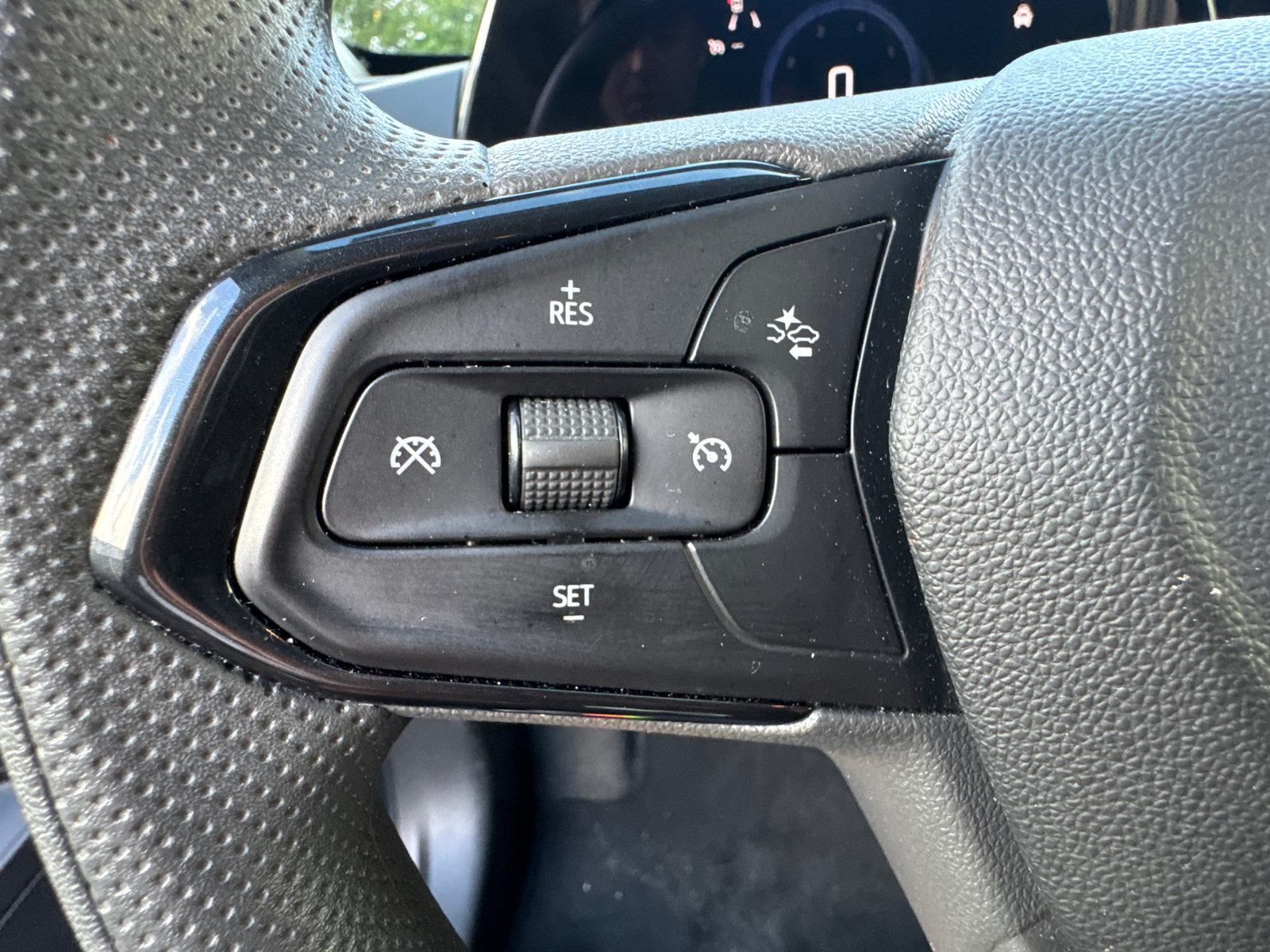 Used 2025 Chevrolet Trax LT FWD image 30