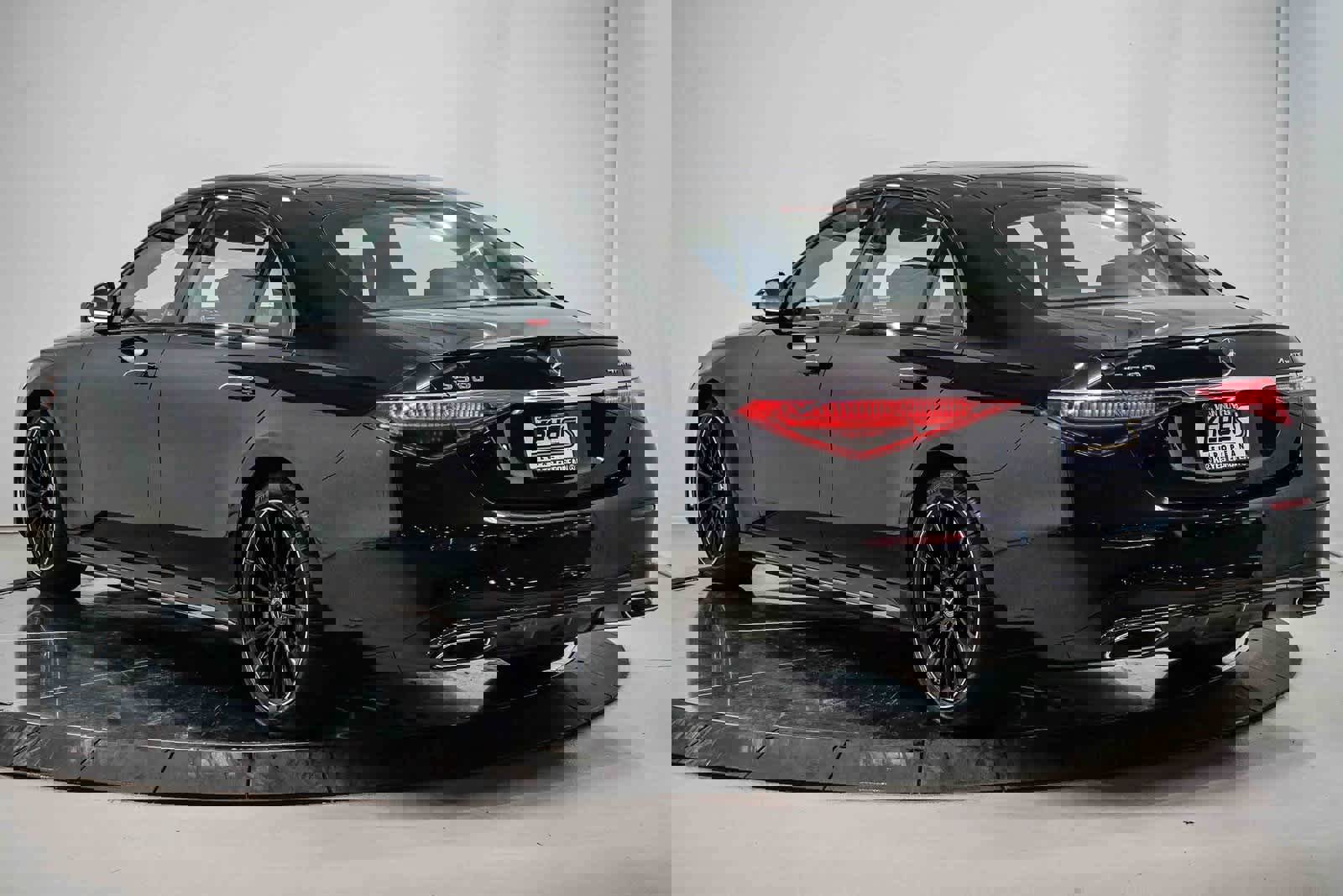 Used 2025 Mercedes-Benz S 580 4MATIC Sedan image 2