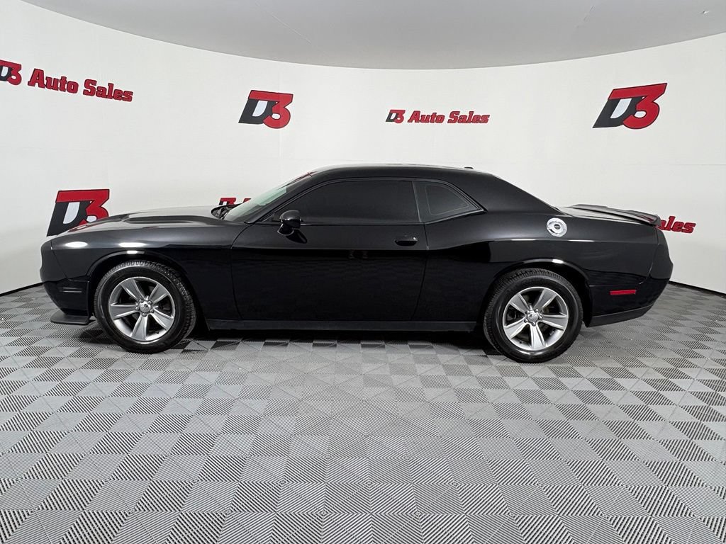 Used 2019 Dodge Challenger SXT RWD image 3